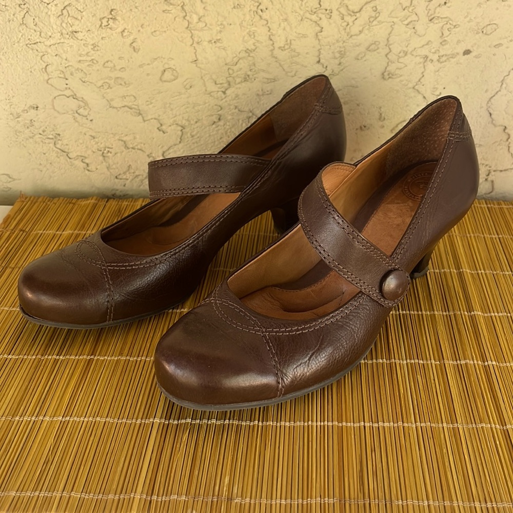 Brown leather Nurture 2” heels pumps size 7.5